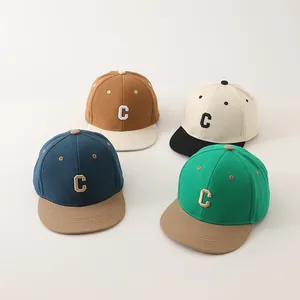 Collectie hiphop petten voor kinderen met letter C borduursel en kleurblokontwerp