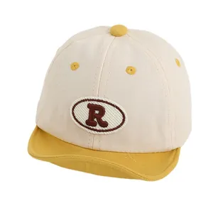 Simpatico cappellino da baseball per neonato con ricamo R e tesa morbida gialla, parasole