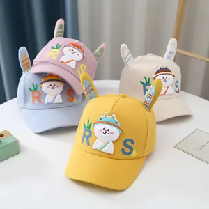 Détail de quatre casquettes de baseball pour enfants avec oreilles de lapin et broderie RS