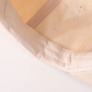 Dettaglio delle cuciture interne sulla fascia del cappellino hip hop beige in cotone bimbo