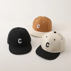 Kinderen baseballpetten met geborduurde letter C in colorblock hiphopstijl
