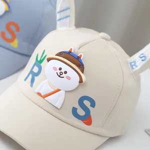 Gros plan détaillé sur les écussons d'animaux et la broderie RS d'une casquette enfant