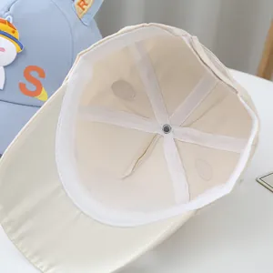 Détail de la casquette bébé montrant la bande anti-sueur et la doublure en maille