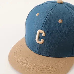 Detail van hoogwaardig katoenen twill en 3D-geborduurde letter C op een blauwe pet
