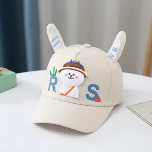 Détail de la casquette enfant en coton beige avec oreilles de lapin 3D et broderie RS