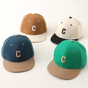 Kids baseballpetten met kleurvlakken en C-letter borduursel in vier assorti kleuren