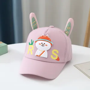 Détail du bonnet rose en coton pour bébé avec oreilles de lapin 3D et broderie RS