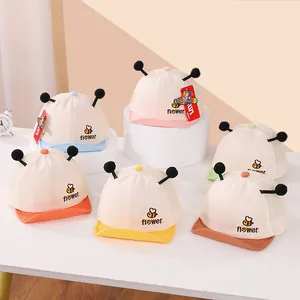 Detalle de gorras de verano para bebé con antenas de abeja en varios colores pastel