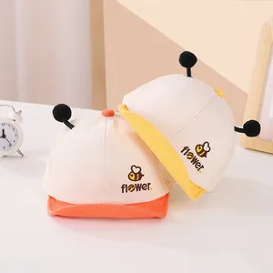 Detalle de gorras de verano para bebé con bordado de abeja y antenas de peluche