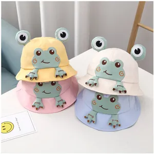 Détail de chapeaux bobs en coton pour bébé avec yeux de grenouille 3D et broderie