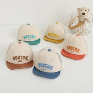 Detailansicht der Mesh Baby Baseball Caps mit Boston Stickerei in fünf verschiedenen Farben