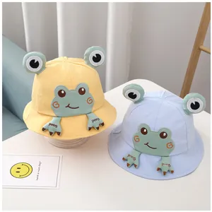 Détail montrant les yeux de grenouille 3D et la broderie Good sur les chapeaux de bébé