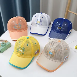 Detalle de gorras de béisbol de malla para niños con bordado HI y parche de dinosaurio