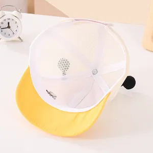 Detalle de gorra de malla de verano para bebé con bordado de abeja y tejido fresco