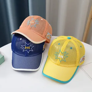 Detalle de gorras de malla para niños con bordado HI y parche de dinosaurio animado