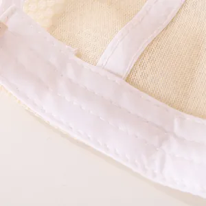 Primer plano de malla transpirable y costuras dobles en gorro de sol infantil