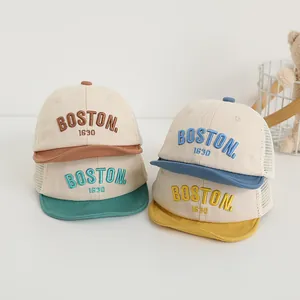 Detail der BOSTON-Stickerei auf Baby-Baseballmützen aus Mesh in vier bunten Farben