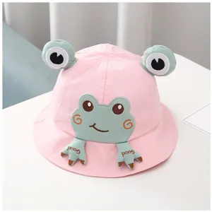 Détail du chapeau de soleil rose pour bébé avec yeux 3D et broderie de grenouille