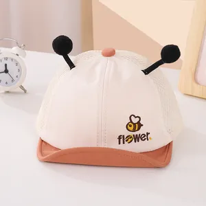 Detalle de gorro de bebé con bordado de abeja, antenas 3D y tejido de malla transpirable