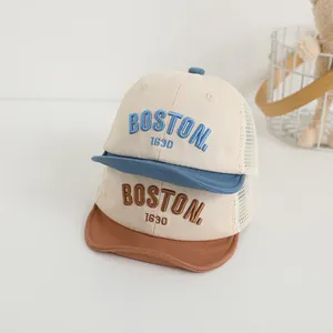 Detail von Mesh-Baby-Baseballmützen mit Boston 1630 Stickerei und atmungsaktivem Netz