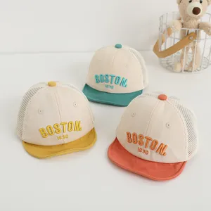 Atmungsaktive Baby-Netzkappen mit Boston-Stickerei in verschiedenen bunten Farben