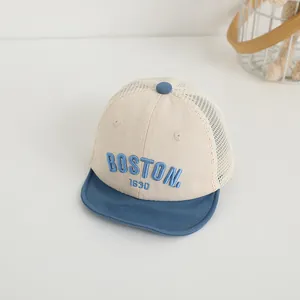 Detailansicht der Kinder-Netz-Trucker-Kappe mit Boston 1630 Stickerei und weichem Rand