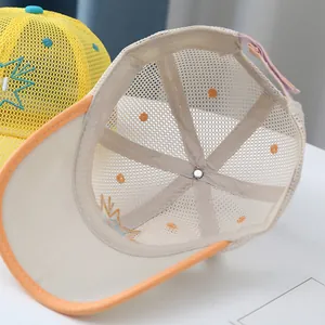 Detalle de la malla transpirable y estructura interna de la gorra de verano para niños