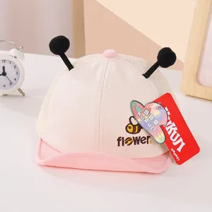 Detalle de gorra de malla para bebé con bordado de abeja y antenas de felpa suave