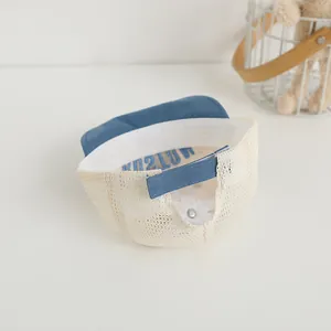 Detail der Baby-Baseballkappe mit atmungsaktivem Mesh und verstellbarem Klettverschluss