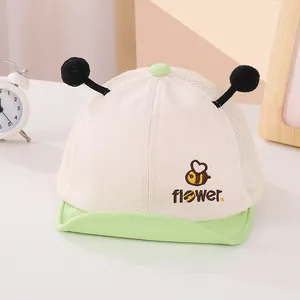 Detalle de gorra de sol para bebé con bordado de abeja y antenas de felpa en 3D