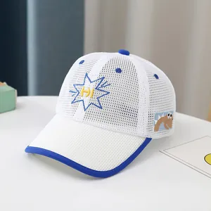 Detalle de la gorra infantil de malla transpirable con detalles azules y bordado 'HI'