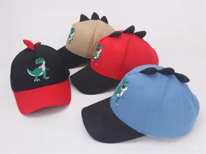 Detailansicht der Kinder-Dinosaurier-Baseballkappen in vier Farben mit 3D-Filzstacheln