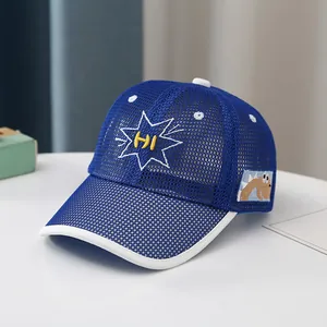 Detalle de gorra de rejilla azul para niños con bordado HI y parche de dinosaurio animado