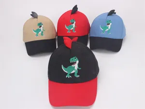 Detailansicht von vier bunten Kinder-Baseballkappen mit grüner Dino-Stickerei