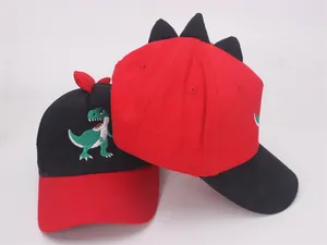 Detailansicht der Kinder Dinosaurier Baseballkappe mit Stickerei und 3D-Flossen-Design