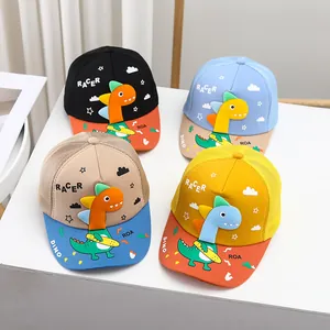 Detalle de cuatro gorras de malla transpirables para niños con dinosaurios en 3D
