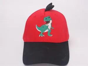 Detailaufnahme der roten Kinder-Baseballkappe mit Dino-Stickerei und 3D-Zierelementen