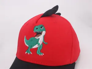 Detailaufnahme der roten Kinder-Basecap mit Dinosaurier-Stickerei und Zacken