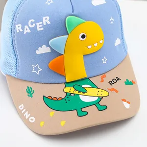Gorra de béisbol infantil con dinosaurio 3D de silicona y estampado racer en azul y beige