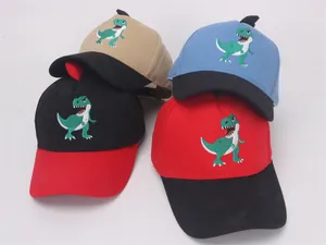 Detailansicht von Kinder-Baseballkappen mit 3D-Dinosaurierflossen und T-Rex-Stickerei