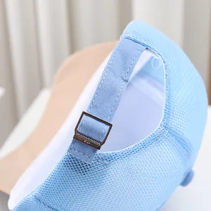 Detalle de la hebilla metálica ajustable y tejido de malla en la gorra infantil azul claro