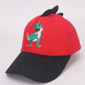 Detail der rot-schwarzen Kinder-Baseballkappe mit Dino-Stickerei und Flossendekor