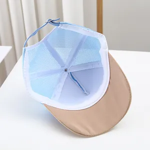 Detalle de la parte posterior de malla transpirable y hebilla metálica en gorra infantil
