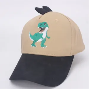 Detail der Dino-Stickerei und schwarzen 3D-Flossen auf der Khaki Kinder-Baseballkappe