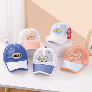 Vue détaillée de cinq casquettes en maille pour enfants avec broderie LUCKY et tissu aéré
