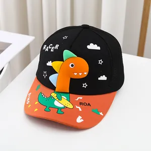 Detalle del parche de dinosaurio 3D y malla trasera en la gorra infantil negra y naranja