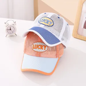 Détail de casquettes de baseball en maille pour enfants avec patchs brodés 'LUCKY'