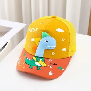 Gorra infantil con dinosaurio 3D y malla transpirable en colores amarillo y naranja