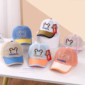 Détail de casquettes de baseball en mesh respirant pour enfants avec broderie ours