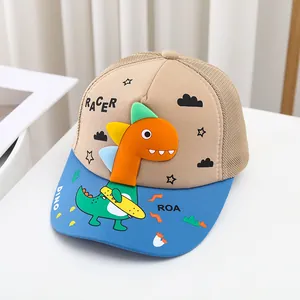 Detalle de dinosaurio 3D de silicona y malla transpirable en gorra para niños